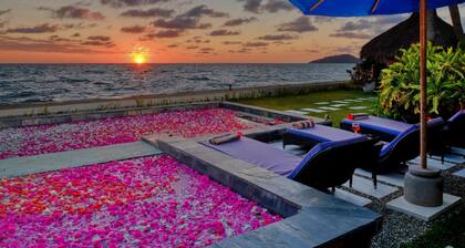 SPLENDID "VILLA SAKINA" direkt am Strand mit Whirlpool