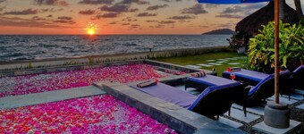 SPLENDID "VILLA SAKINA" beach front with jacuzzi