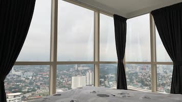 Deluxe Studio Suite | Desk, blackout drapes, iron/ironing board, free WiFi