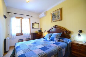 2 bedrooms, iron/ironing board, bed sheets