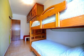 2 bedrooms, iron/ironing board, bed sheets