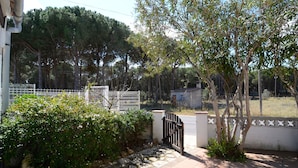 المنطقة المحيطة بالمنشأة