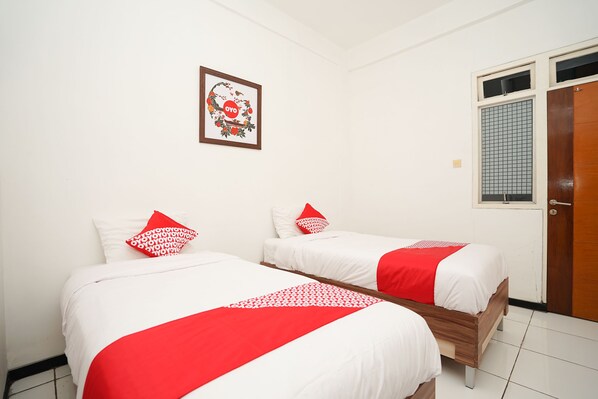 Standard Twin Room | Desk, free WiFi