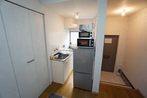 City-lejlighed | Privat tekøkken | Køleskab, mikrobølgeovn, kogeplade, køkkentøj/tallerkener/redskaber