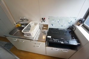 シティ アパートメント | 専用簡易キッチン | 冷蔵庫、電子レンジ、コンロ、調理器具と食器