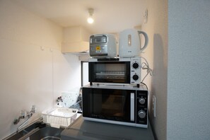 City Apartment | Private kitchenette | Fridge, microwave, stovetop, cookware/dishes/utensils - Apartment Camon EBR0001E (Osaka)