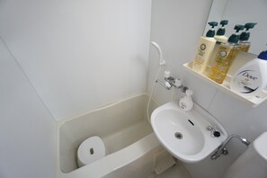 シティ アパートメント | バスルーム | 個別の浴槽とシャワー、深めの浴槽、バスアメニティ (無料)、ヘアドライヤー