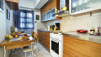 Apartamento | Cozinha privada | Geladeira grande, micro-ondas, fogão, cooktop