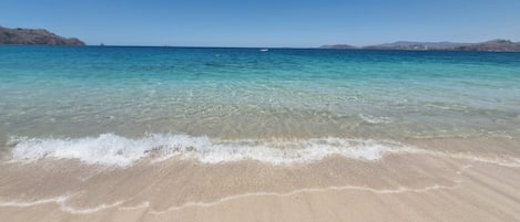 Una playa cerca, toallas de playa