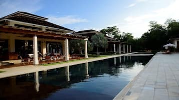 Outdoor pool, an infinity pool