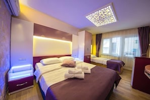 Familienzimmer | Allergikerbettwaren, Schreibtisch, Verdunkelungsvorhänge