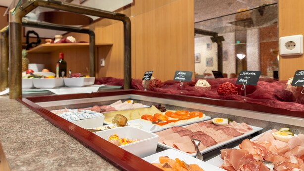 A buffet with various food items including meats, cheeses, and fruits. - Fly Inn Hotel Frankfurt Airport Rüsselsheim ehemals Trip Inn Hotels (Ruesselsheim)