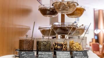 Bữa sáng buffet hàng ngày (12 EUR/mỗi người)