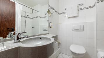 Combined shower/bathtub, hair dryer, towels