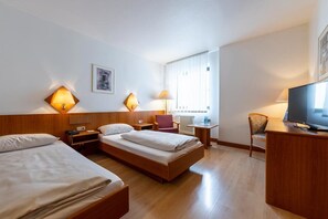 Tweepersoonskamer | Een bureau, gratis wifi, beddengoed