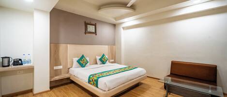 Deluxe Room | Desk, free WiFi, bed sheets