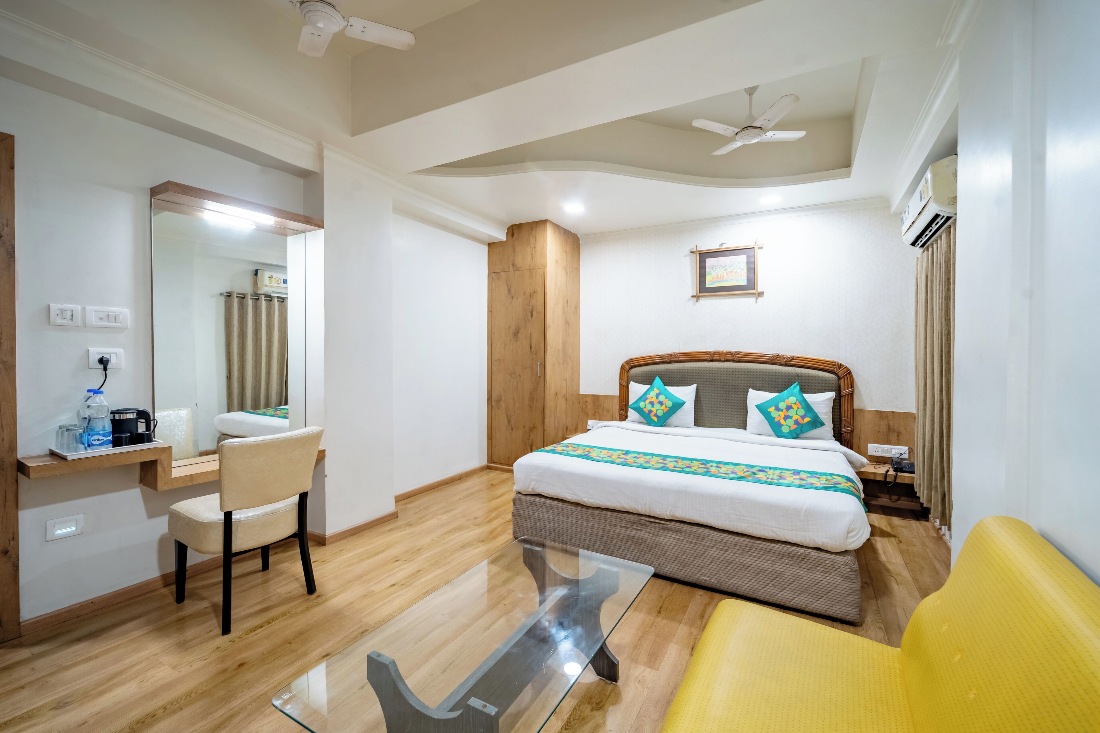 标准房 | 办公桌、免费 WiFi、床单