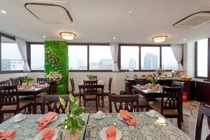 Serveert ontbijt, lokale en internationale gerechten