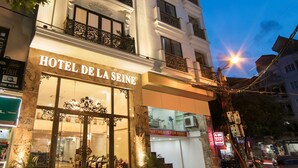 Un hotel de diverses plantes amb balcons i un rètol que diu "HOTEL DE LA SEINE".
