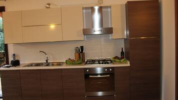 Køleskab, mikrobølgeovn, ovn, kogeplade