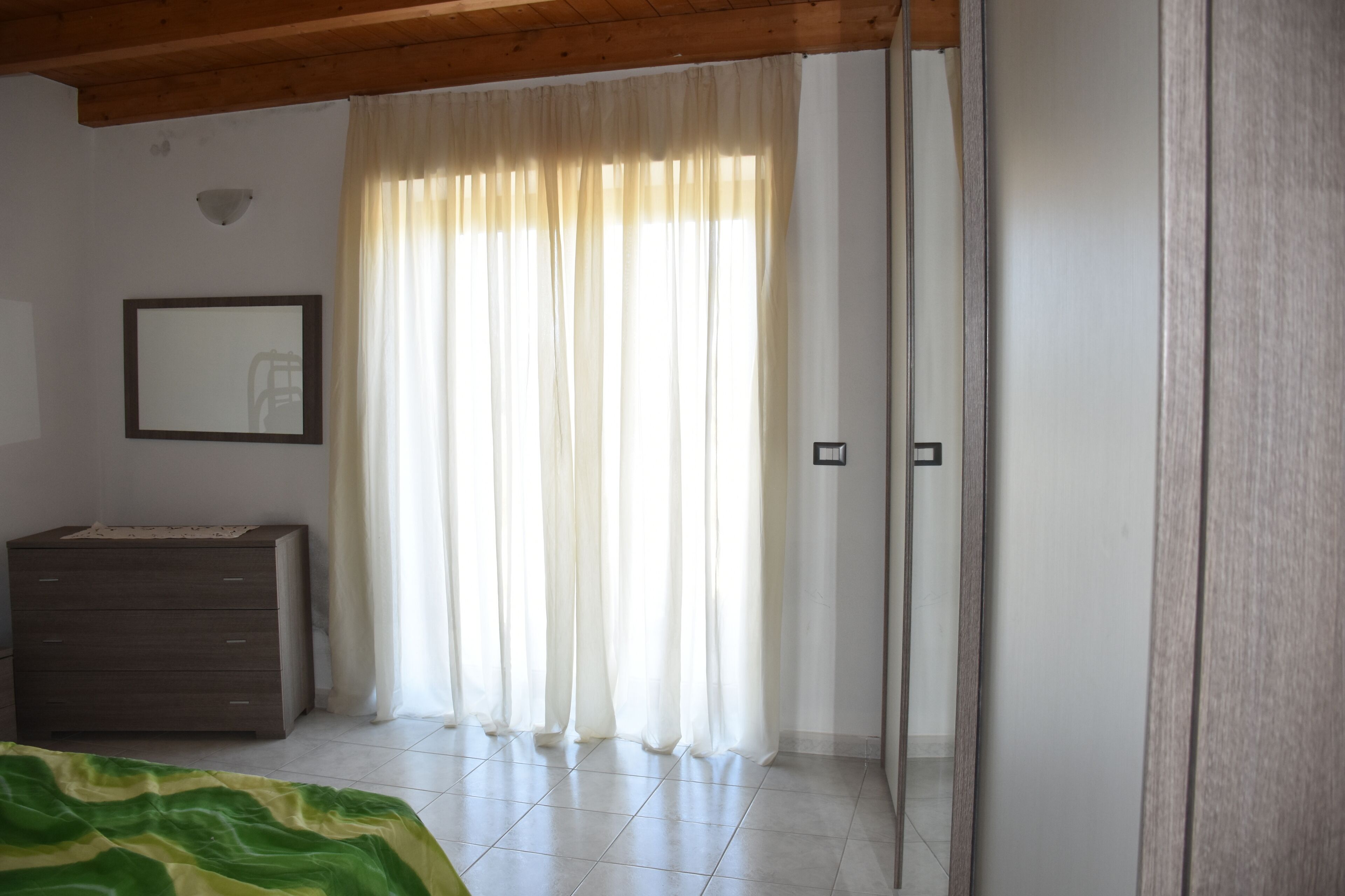 2 slaapkamers, een bureau, geluiddichte muren