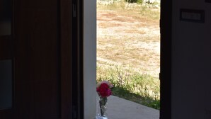 A room with a door leading to a view of a grassy field and hills. - SU CUILE-relax house suitable for families or groups of friends IUN P8183 (Sassari)