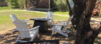 LIVE OAK LODGE: Charming Cabin at THE ALEXANDER AT CREEK ROAD for 2-4 Guests