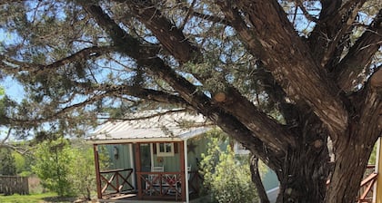 LIVE OAK LODGE: Viehättävä mökki ALEXANDER CREEK ROADissa