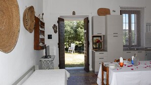 Une chambre à coucher avec un lit, un bureau et une chaise. Il y a une fenêtre donnant sur l’extérieur.