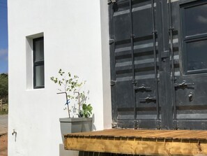 Exterior - Easy 4 Dayz (McGregor)