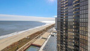 Ein Hochhaus mit Blick auf Strand und Meer.