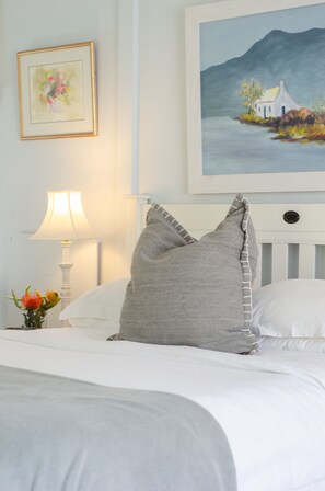 Garden Suite | Egyptian cotton sheets, premium bedding, pillowtop beds, in-room safe - Languedoc Farm (Stellenbosch)