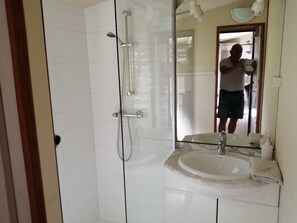 Dusche, Haartrockner, Handtücher, Toilettenpapier