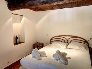 5 bedrooms, iron/ironing board, free WiFi
