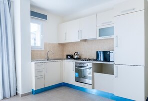 Geladeira, micro-ondas, fogão, torradeira