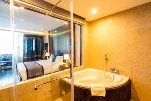 1 bilik tidur, bar mini, peti besi dalam bilik, meja 
