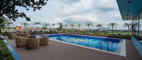 Una piscina al aire libre