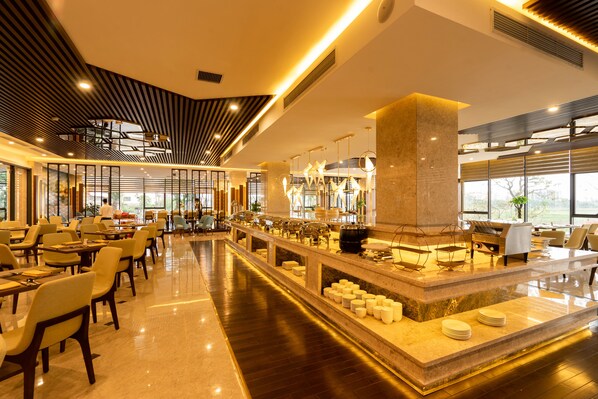 Déjeuner et dîner servis sur place, cuisine locale et internationale