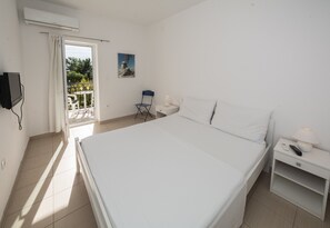 Room, Sea View | In-room safe, individually furnished, soundproofing, iron/ironing board - Rooms and Apartments Bruno (Split)