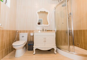 Douche, articles de toilette griffés, séchoir à cheveux, pantoufles