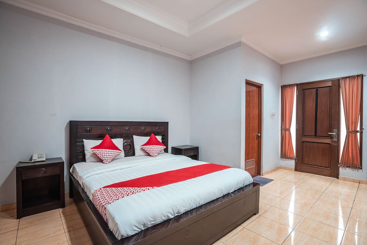 Quarto casal standard, 1 cama de casal | 1 quarto, escrivaninha, roupa de cama