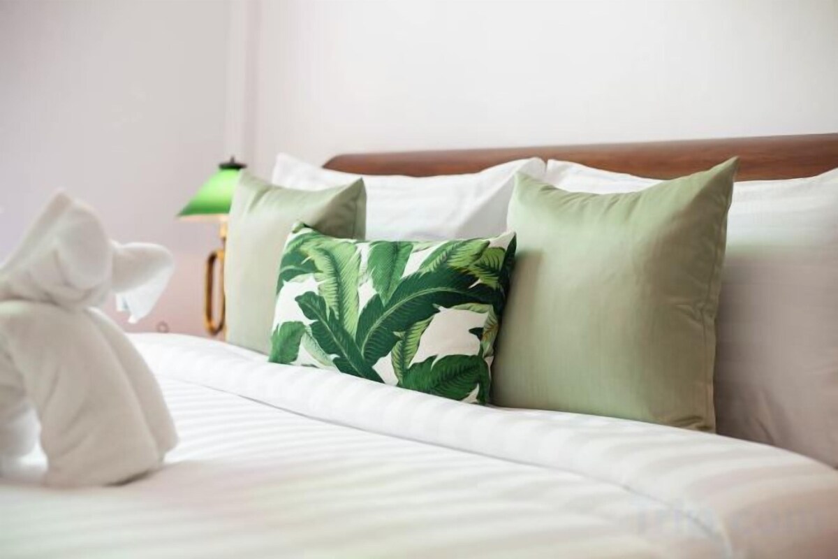 Caja fuerte, escritorio, wifi gratis y ropa de cama