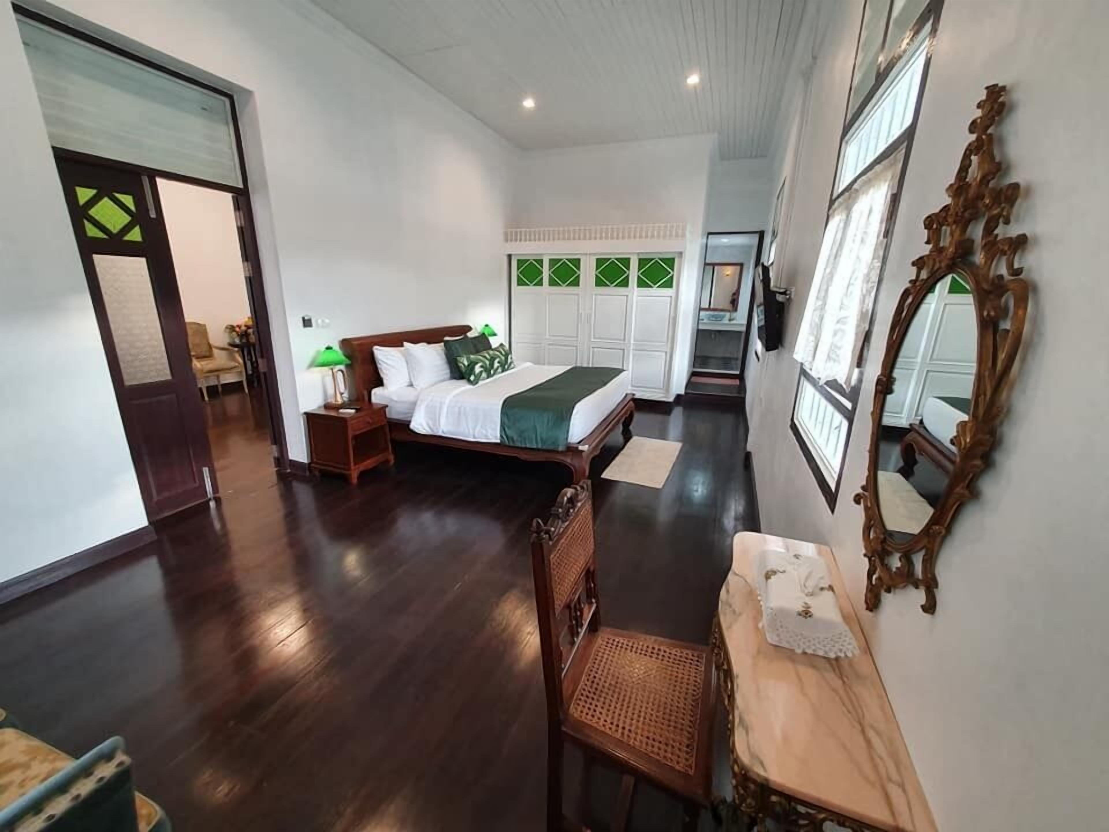 Suite, 1 King Bed | In-room safe, iron/ironing board, free WiFi, bed sheets