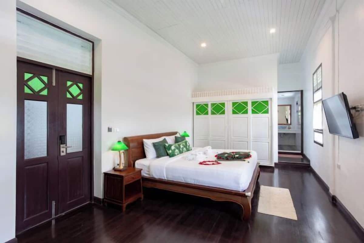 In-room safe, iron/ironing board, free WiFi, bed sheets