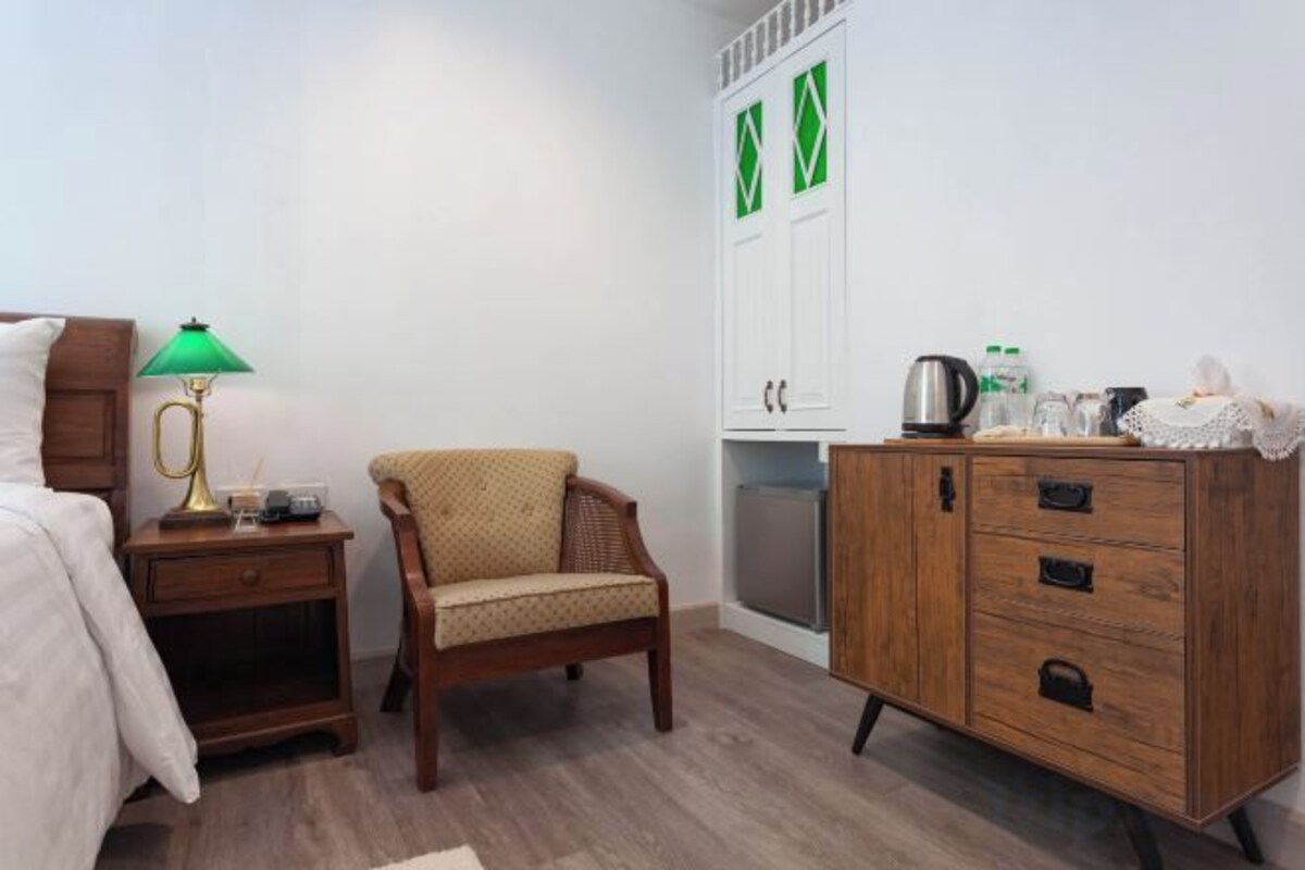 In-room safe, desk, WiFi (free), bed sheets