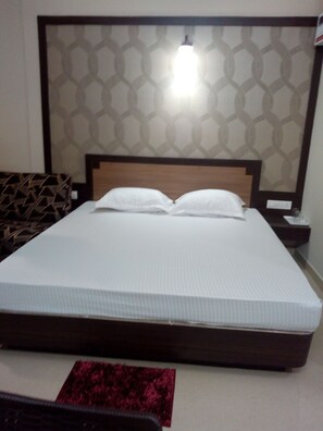 32-inch LED TV with cable channels, TV, fireplace - Hotel PP Palace (Puri)