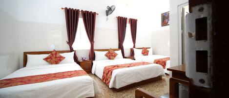 Habitación triple Deluxe | Minibar, caja de seguridad en la habitación y escritorio