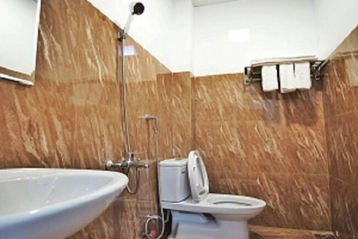 Shower, free toiletries, hair dryer, slippers