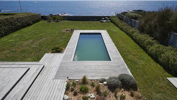 Een buitenzwembad en een verwarmd zwembad