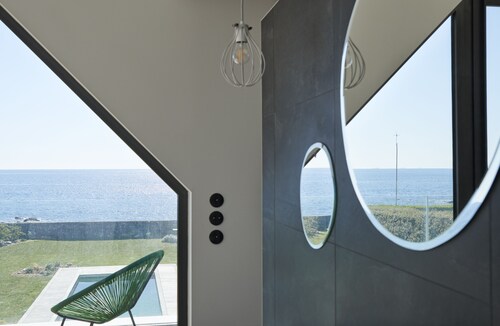 Villa mit Pool, Meerblick